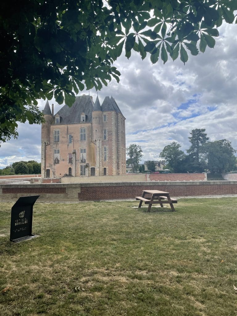 Aire de pique nique, devant la mairie de Bellegarde