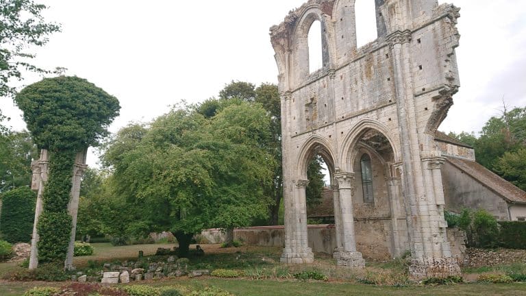 Ruines de l&rsquo;Abbaye cistercienne de Fontainejean
