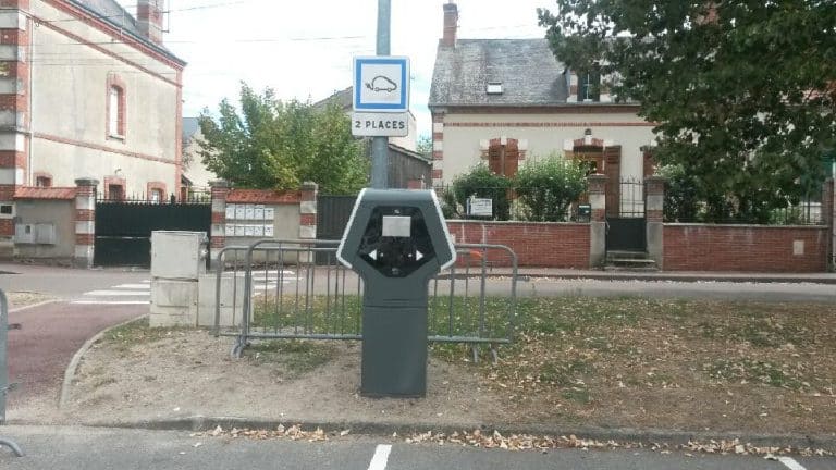 Borne de recharge électrique pour voitures et vélo