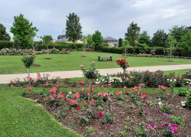 Aire de pique-nique au jardin à thèmes